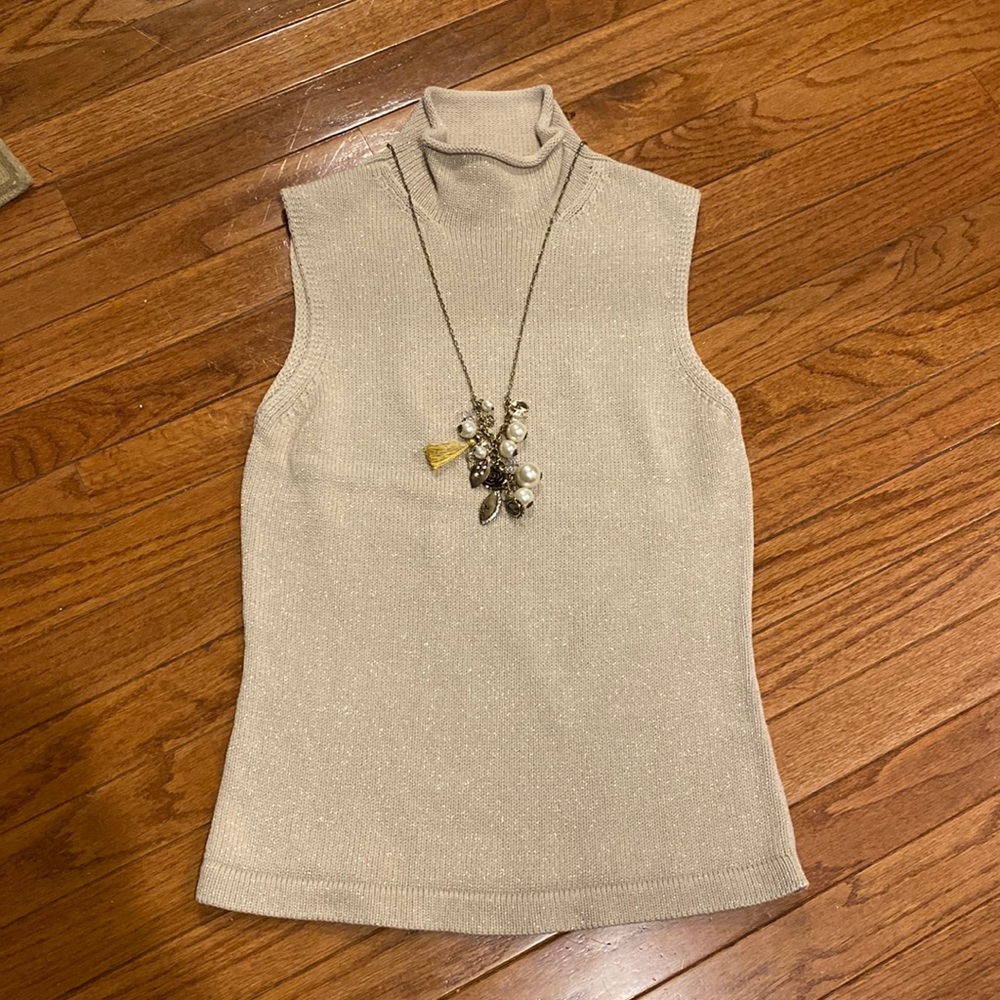 GAP Gold top w snazzy necklace!